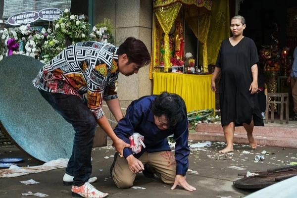 People with blood in a scene from "Đêm Tối Rực Rỡ!".