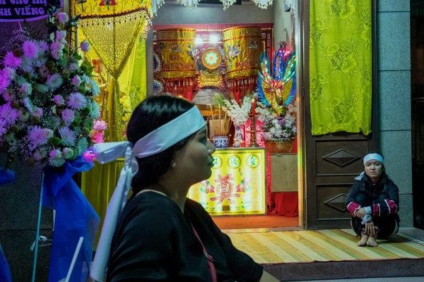 Characters at a shrine in "Đêm Tối Rực Rỡ!".