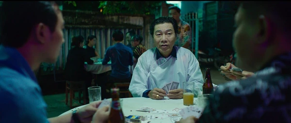 People around a table in "Đêm Tối Rực Rỡ!".
