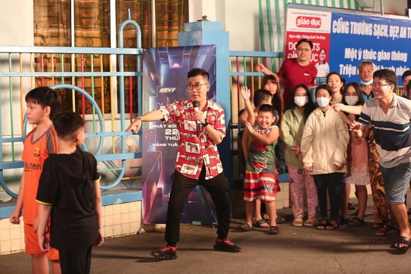Host engages with kids at community event in "Sac Mau Cuoc Song".