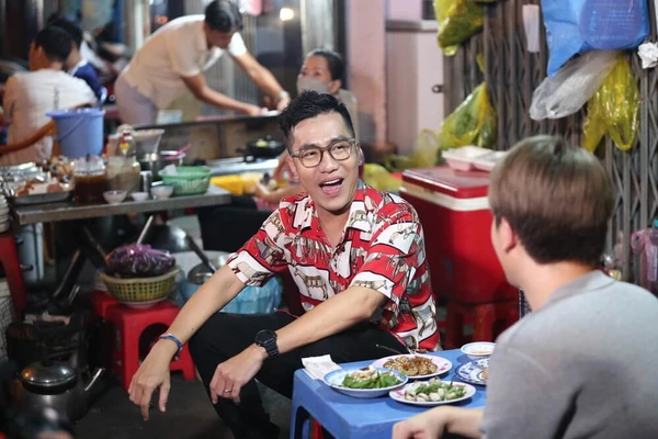 Host talks with guest at night market in "Sac Mau Cuoc Song".