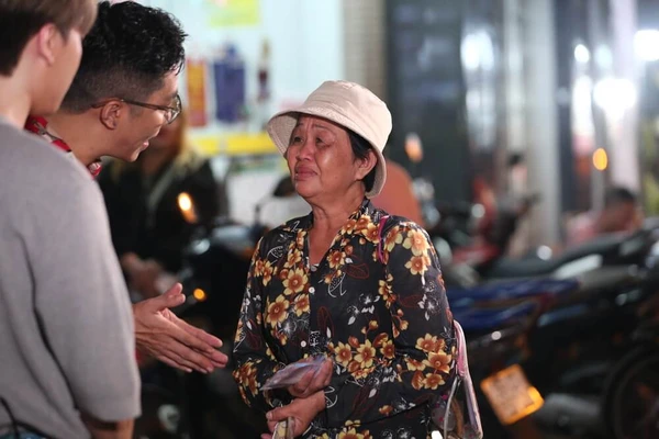 Host converses with a woman on street in "Sac Mau Cuoc Song".