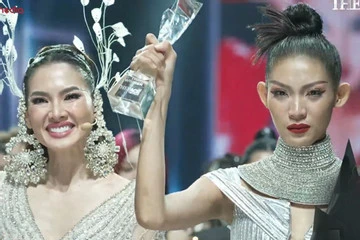  Contestant holds trophy triumphantly at The Face Vietnam 2023.