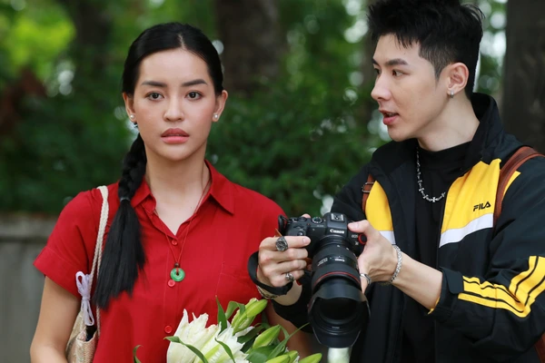 In "Những ngôi sao lạc", a photographer talks to a woman with lilies, planning a scene.