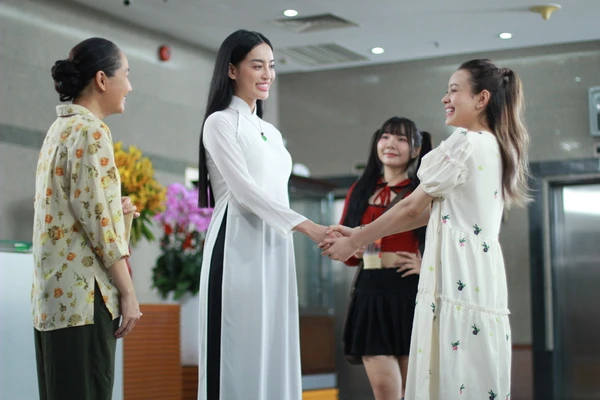  "Những ngôi sao lạc" shows women greeting warmly in a hall.